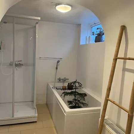 Ubytování v soukromí To Vaerelser Med Dobbeltsenge Taet Pa E45 Og Banegarden I Vaerelserne Deler Bad Kaeldervaerelser Med Egen Indgang *