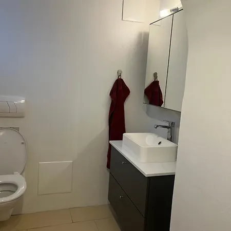 Accommodatie bij particulieren To Vaerelser Med Dobbeltsenge Taet Pa E45 Og Banegarden I Vaerelserne Deler Bad Kaeldervaerelser Med Egen Indgang *