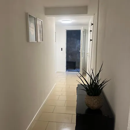 To Vaerelser Med Dobbeltsenge Taet Pa E45 Og Banegarden I Vaerelserne Deler Bad Kaeldervaerelser Med Egen Indgang Rødekro