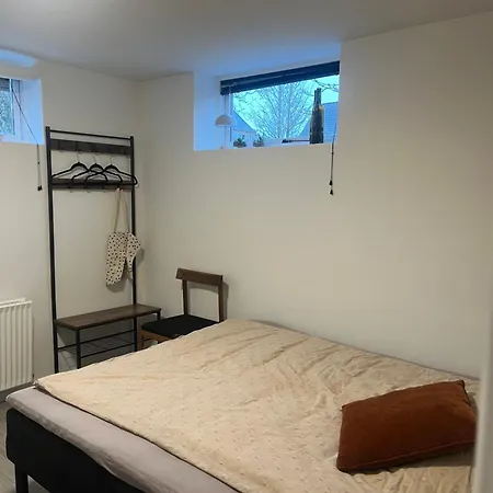 To Vaerelser Med Dobbeltsenge Taet Pa E45 Og Banegarden I Vaerelserne Deler Bad Kaeldervaerelser Med Egen Indgang *