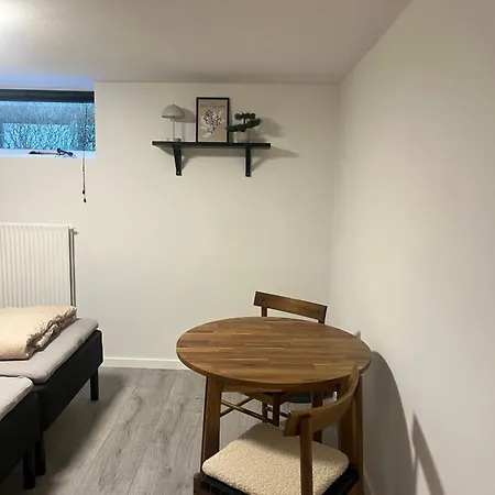 To Vaerelser Med Dobbeltsenge Taet Pa E45 Og Banegarden I Vaerelserne Deler Bad Kaeldervaerelser Med Egen Indgang *