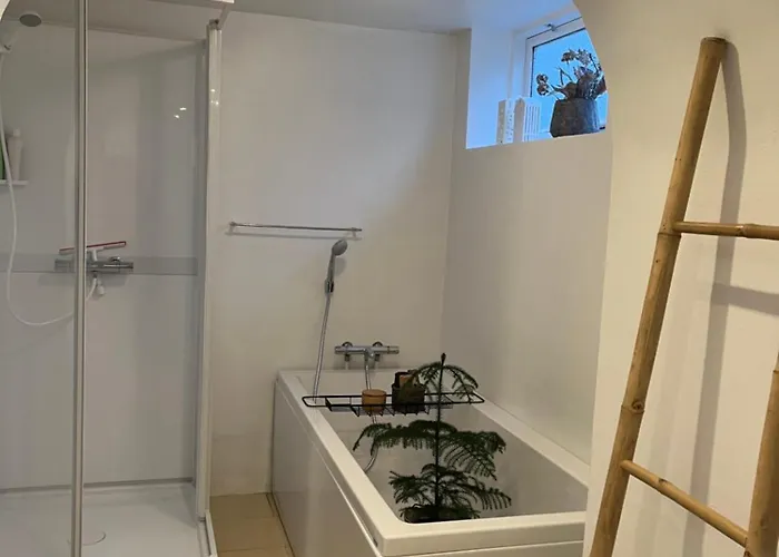 Accommodatie bij particulieren To Vaerelser Med Dobbeltsenge Taet Pa E45 Og Banegarden I Vaerelserne Deler Bad Kaeldervaerelser Med Egen Indgang *