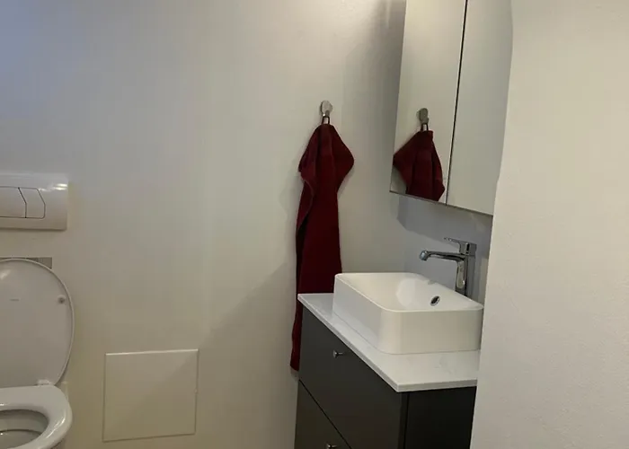 Accommodatie bij particulieren To Vaerelser Med Dobbeltsenge Taet Pa E45 Og Banegarden I Vaerelserne Deler Bad Kaeldervaerelser Med Egen Indgang *