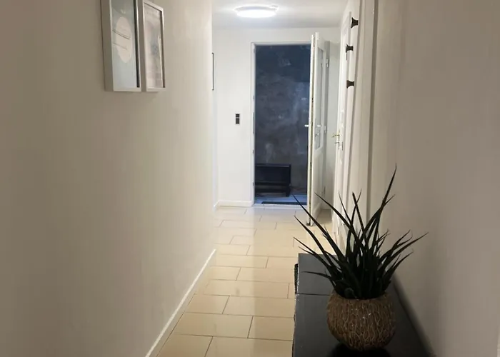 To Vaerelser Med Dobbeltsenge Taet Pa E45 Og Banegarden I Vaerelserne Deler Bad Kaeldervaerelser Med Egen Indgang Rødekro