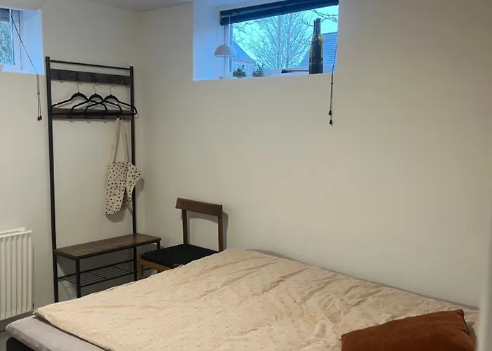 To Vaerelser Med Dobbeltsenge Taet Pa E45 Og Banegarden I Vaerelserne Deler Bad Kaeldervaerelser Med Egen Indgang *