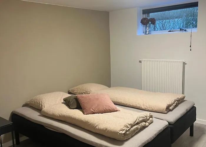 To Vaerelser Med Dobbeltsenge Taet Pa E45 Og Banegarden I Vaerelserne Deler Bad Kaeldervaerelser Med Egen Indgang Rødekro