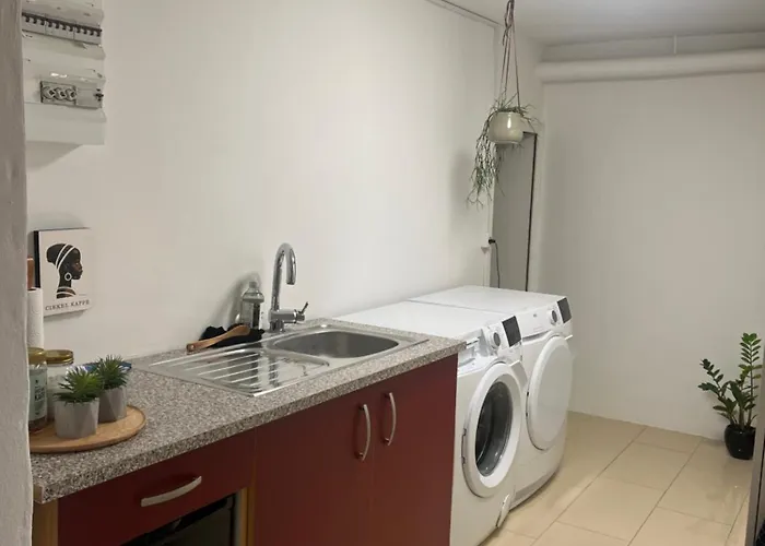 To Vaerelser Med Dobbeltsenge Taet Pa E45 Og Banegarden I Vaerelserne Deler Bad Kaeldervaerelser Med Egen Indgang Rødekro