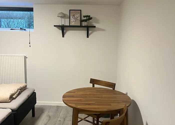 To Vaerelser Med Dobbeltsenge Taet Pa E45 Og Banegarden I Vaerelserne Deler Bad Kaeldervaerelser Med Egen Indgang *